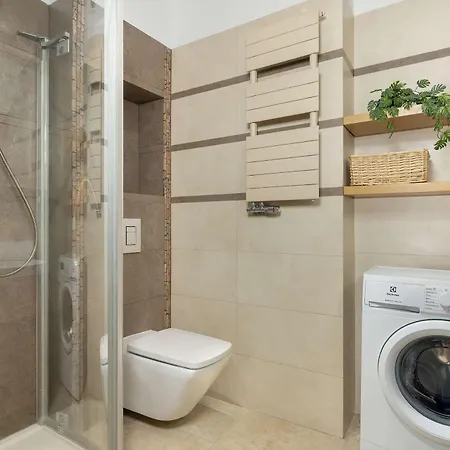 Functional & Modern With Parking And Balcony By Renters