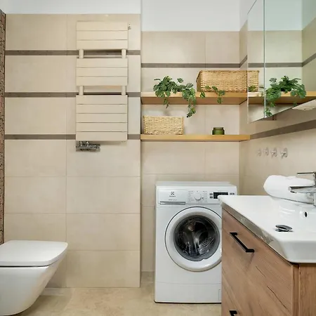 Functional & Modern With Parking And Balcony By Renters 포즈난